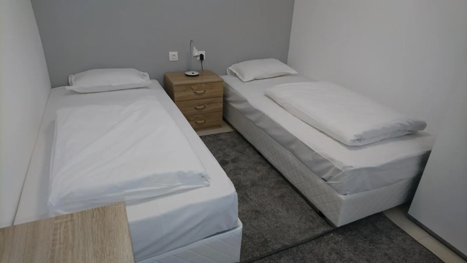 Doppelzimmer mit zwei getrennten Betten
